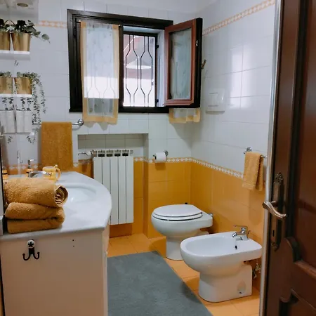 Casa Gialla Quartiere Tranquillo A Vicino Al Centro E Servizi Apartamento