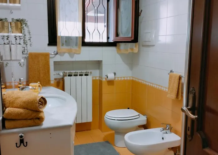 Casa Gialla Quartiere Tranquillo A Vicino Al Centro E Servizi Apartamento
